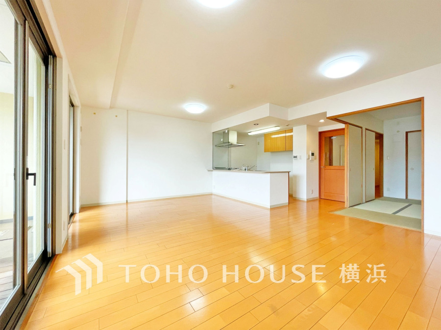 リビングは、家族と共有する生活圏。和室が隣接しており、明るく開放的な居住空間を提供します
