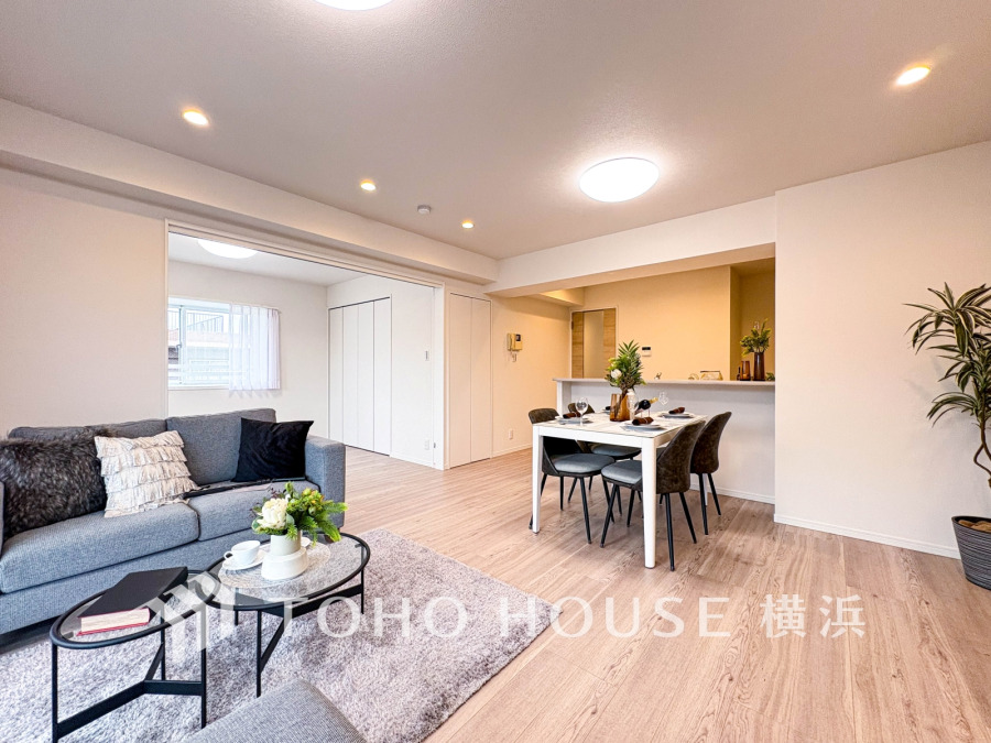 柔らかな色合いのフローリングと清潔感の溢れるクロスが明るい空間を創り出しているリビングダイニング。憩いの場に相応しく、ここで楽しむ家族の時間が絆をより深めてくれそうです。