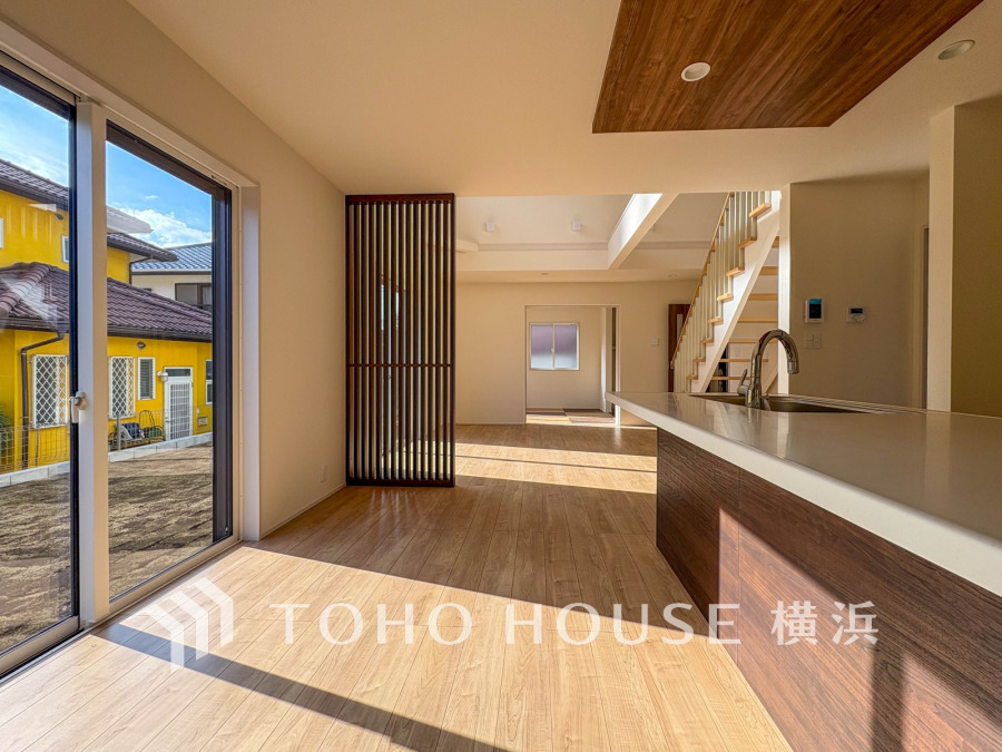 家族みんなが爽やかに健やかに過ごせるように、溢れる光をたっぷり取り込んだリビングダイニング。集いの場、憩いの場としての快適性を求めたやすらぎの空間です。