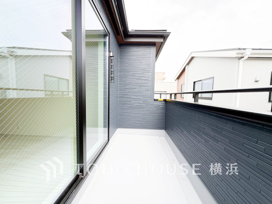 暮らしの中で光と風を演出してくれるバルコニー、見事なまでの開放的な空間を演出しながら、プライベート性も確保された空間は我が家の自慢です。