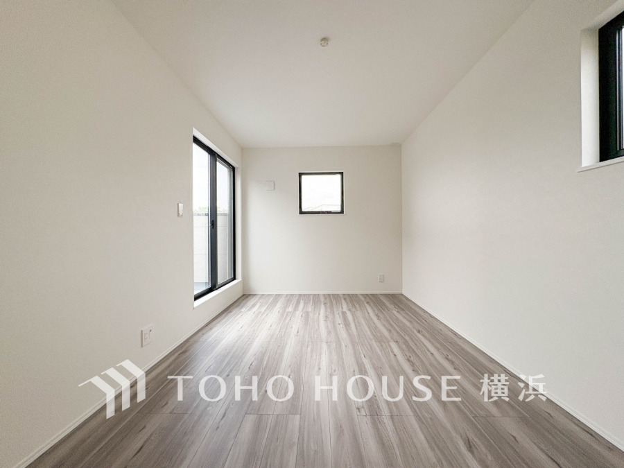 穏やかな風と陽光を導き、プライバシーに配慮された設計プランを採用し、居住性を一段と心地よいものにしています。明るく開放的な空間を演出しております。