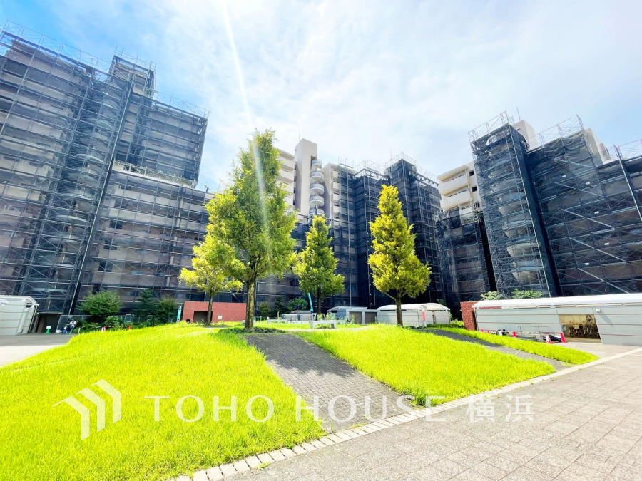 【2026年8月撮影】ふりそそぐ陽射しと開放的な空間形成。青空を背景に更なる美しさを醸す佇まい。暖かな陽光と爽やかな風がハーモニーを奏でる上質な空間を愉しむ暮らしがここにある。