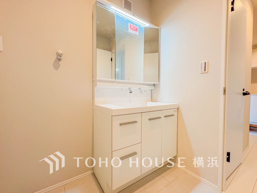 十分な大きさの洗面台は収納もさる事ながら、身だしなみチェックや歯磨きなど、朝の慌ただしい時間でもホテルライクなスペースで余裕とゆとりを感じて頂けます。