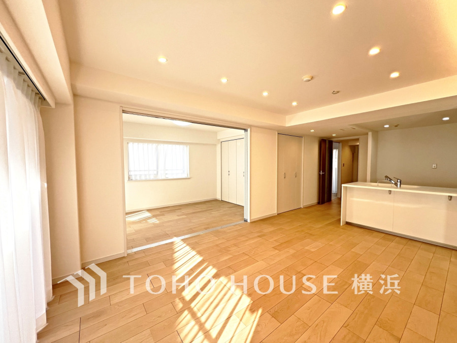 リビングに隣接した洋室の引き戸を開け放して空間を共有しながら開放的に使うこともできます。
