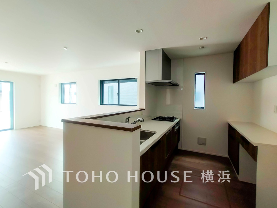 機能性とデザイン性にすぐれた美しいキッチンは、家族との対話を楽しめる対面タイプ。インテリア性も高い大型カップボードが配置されており、効率的な家事動線と豊かな収納力が備えられています。 