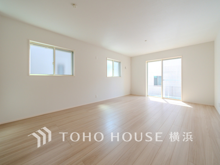 穏やかな風と陽光を導き、プライバシーに配慮された設計プランを採用し、居住性を一段と心地よいものにしています。周辺環境とのコラボレーションにより明るく開放的な空間を演出しております