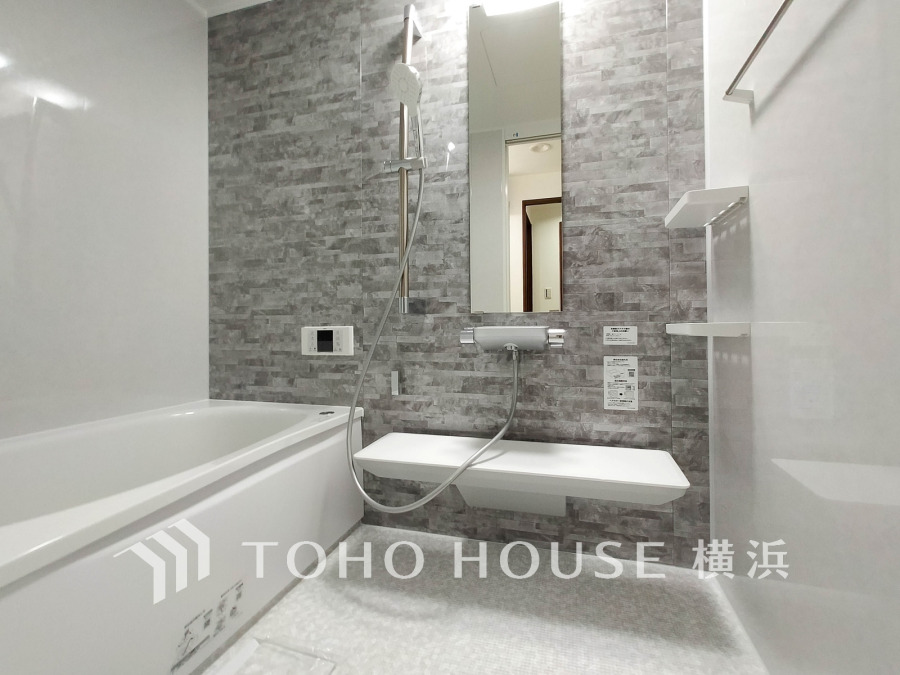 心地よいリラックスを叶える清潔感溢れる美しい空間。快適で機能的なバスルームです。
