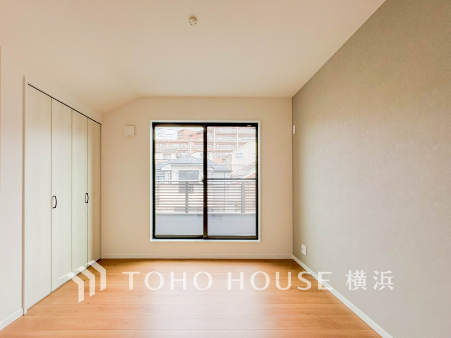 快適に過ごす条件は、一人ひとり違います。飾リ過ぎないシンプルな内装と偏り過ぎないデザインで統一しております。居住していく中でオーナー様だけの【マイホーム】に創り上げて下さい。