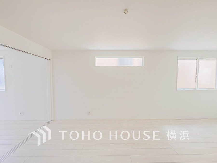 ここにはみんなが集い、食事と楽しい会話が始まる。話に夢中になりすぎて、ついつい時を忘れてしまう。そんな束の間の幸せを感じさせてくれる場所。