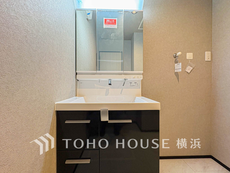 ご家族の1日が始まり、1日の終わりを締めくくる洗面空間。快適に過ごせることはもちろん、気品や優雅さを兼ね備えたパウダールームです。