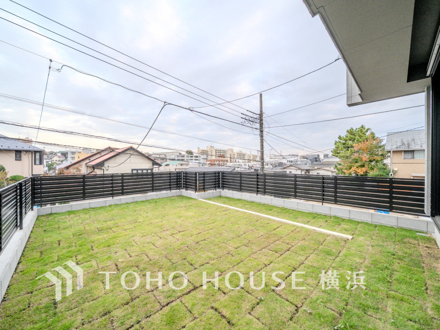 家族が踏みしめるその緑の絨毯には、成長と共に紡いだ想い出が織り込まれます。そんな豊かな記憶は、優しくかけがえのないものになる事でしょう。