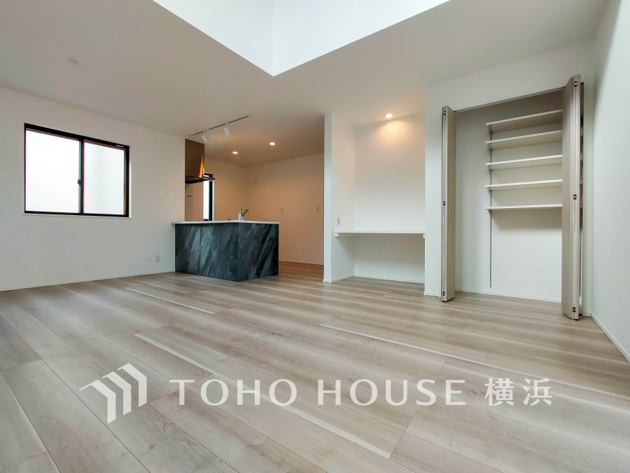 ゆったり17.1帖のLDKには便利なカウンターとストレージを完備。