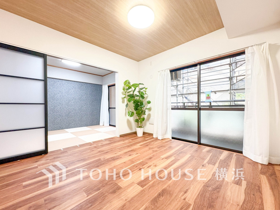 広々としたリビングダイニングは、シックでモダンな内装。落ち着いた雰囲気に包まれて、伸びやかな空間の中で、ゆったりと家族団らんのひとときを過ごせます。