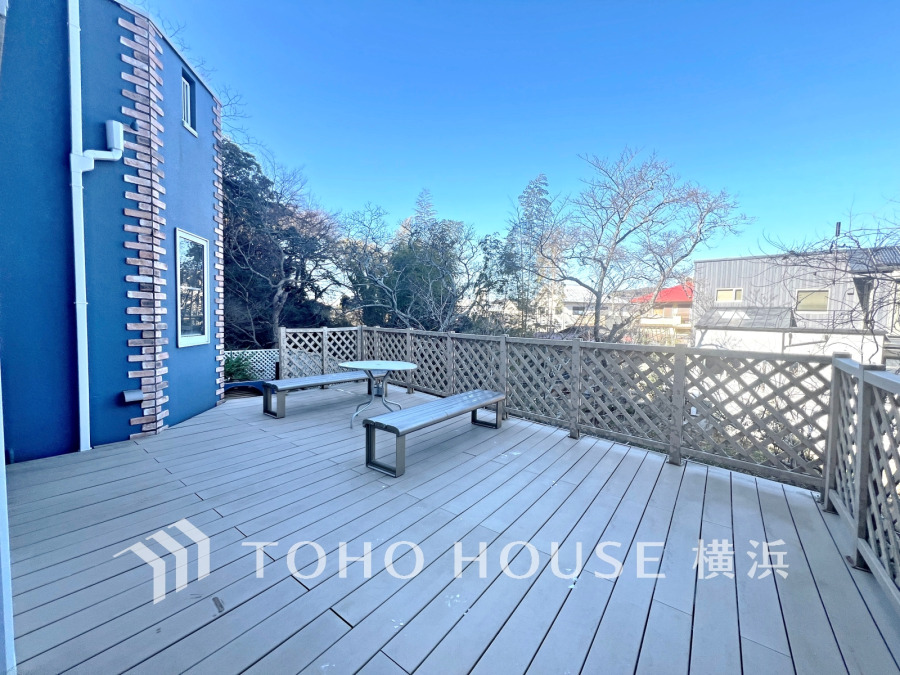 ウッドデッキでのティータイムやお食事、BBQやプール遊びなどで親子の楽しみが倍増。日常の何気ないひと時がかけがえのない思い出の時間に。