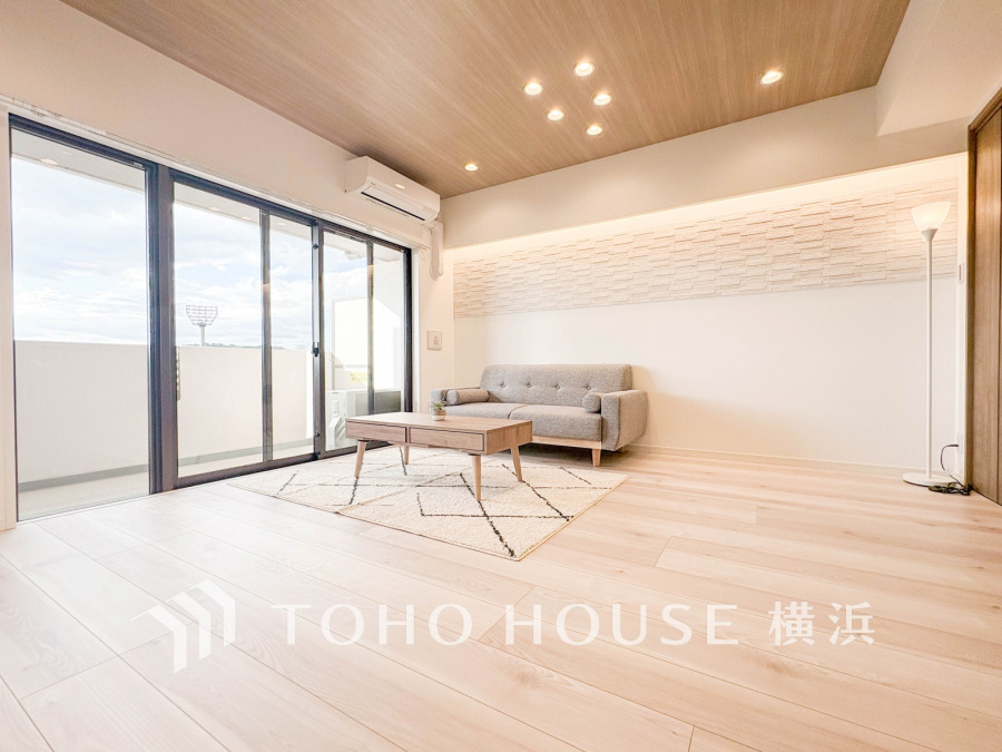 明るく開放的な空間が広がるLDK。室内には豊かな陽光が注ぎ込み、爽やかな住空間を演出。ホームパーティーでもゲストと一緒に料理を楽しみながら楽しい時間を過ごせそう。