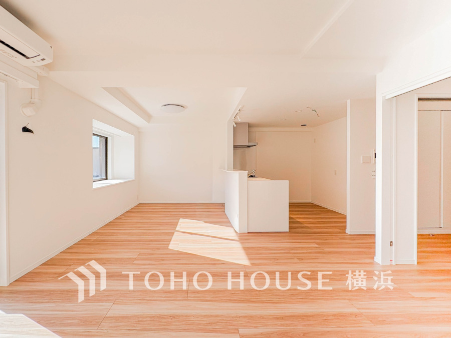 広々としたリビングダイニングは、シックでモダンな内装。落ち着いた雰囲気に包まれて、伸びやかな空間の中で、ゆったりと家族団らんのひとときを過ごせます。