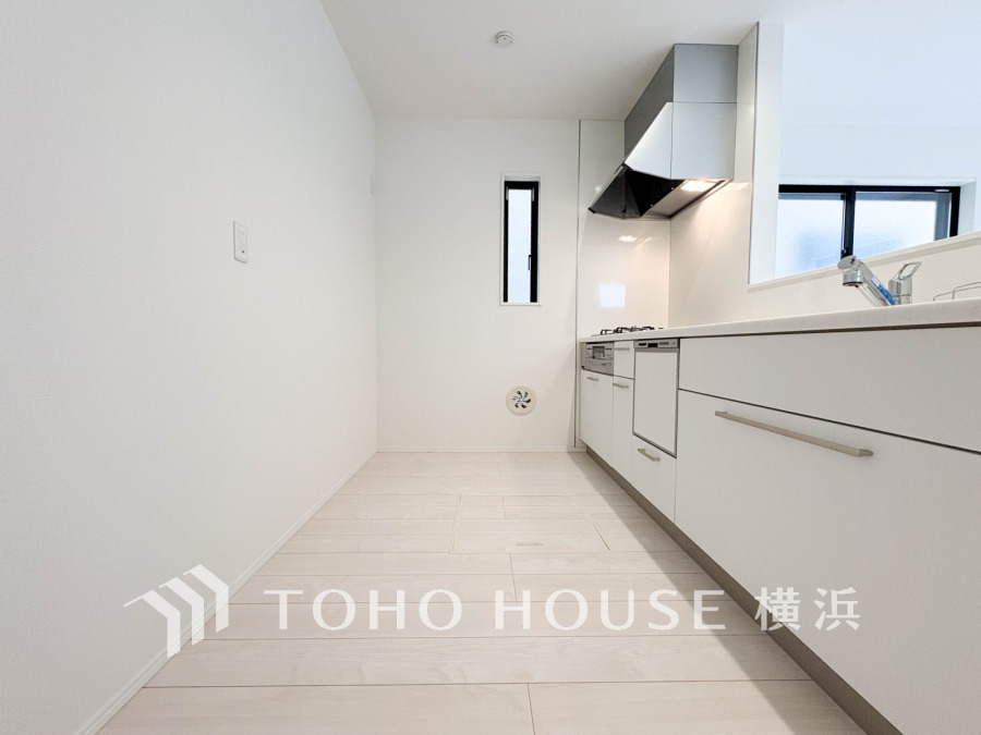 内装の主役でもあり、日常活躍する重要な水回りでもあるからこそ機能性・デザイン性に力を入れております。お手入れのしやすいシステムキッチンを採用しております。