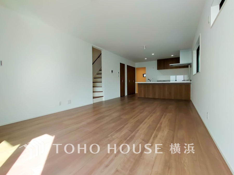 上質な時間を育む暮らしのメインステージ。寛ぎとコミュニケーションを育む居心地のよい場所は、リビング階段を採用。ご家族の集まる憩いの場所。ここで楽しむご家族の時間が絆をより深めてくれそうです。