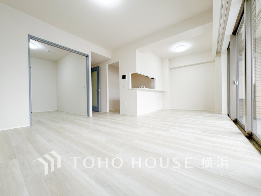 明るく開放的な空間が広がるLDK。室内には豊かな陽光が注ぎ込み、爽やかな住空間を演出。

