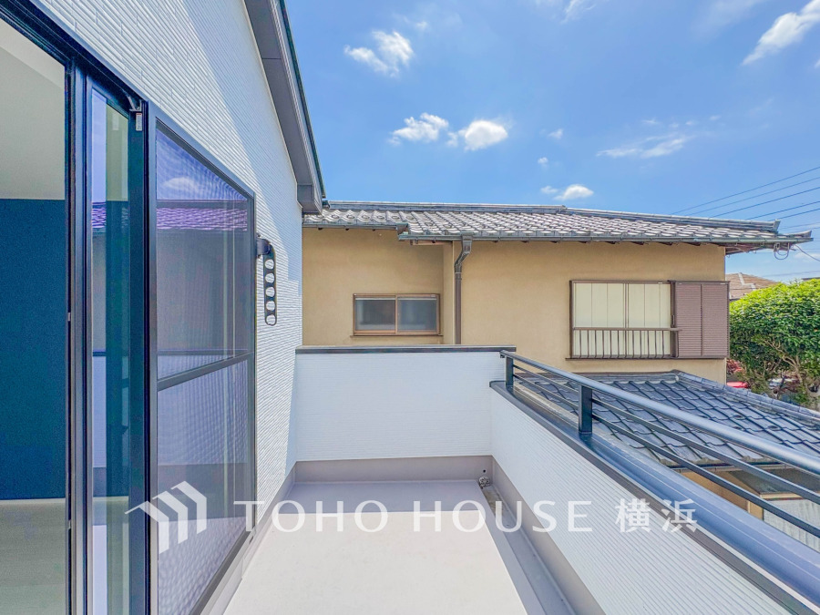 南西向きの明るいバルコニー。開放的な空間を演出しながら、プライベート性も確保された空間です
