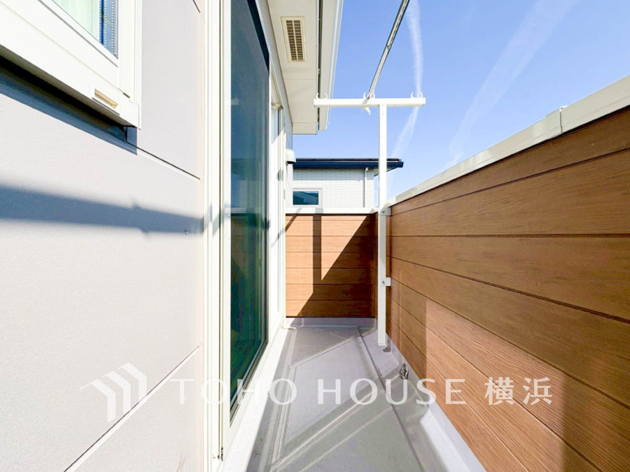 広いバルコニーは、暮らしの中での光と風を演出してくれています。見事なまでの開放的な空間をお楽しみください。