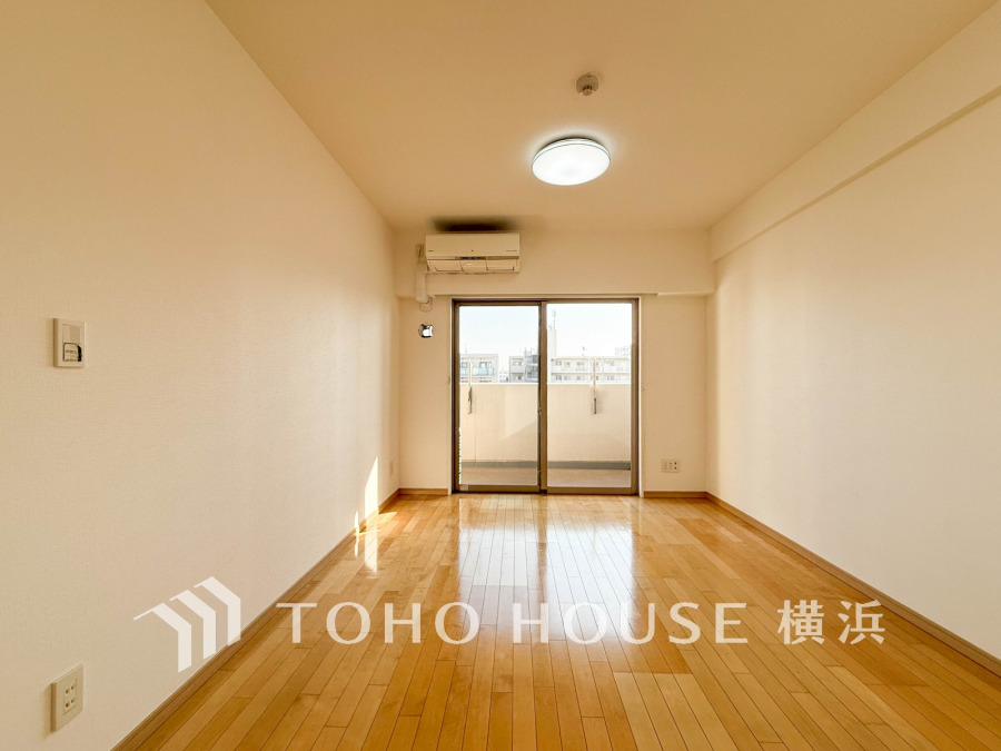 南向きの窓からたっぷりと光が入る明るいLDK。落ち着いた雰囲気に包まれた空間です。
