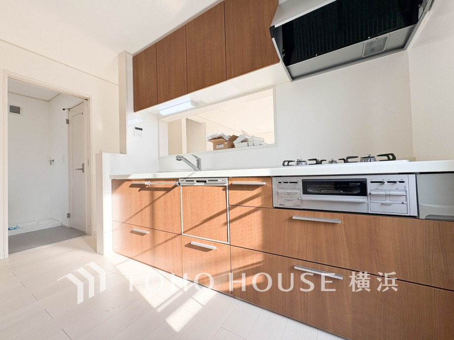 家事動線やリビングとのつながりに配慮し、食事の準備や片付けなどの家事を楽しくするキッチンスペースに仕上げました。毎日使う場所だから気持よく使えて、居心地の良い空間に。