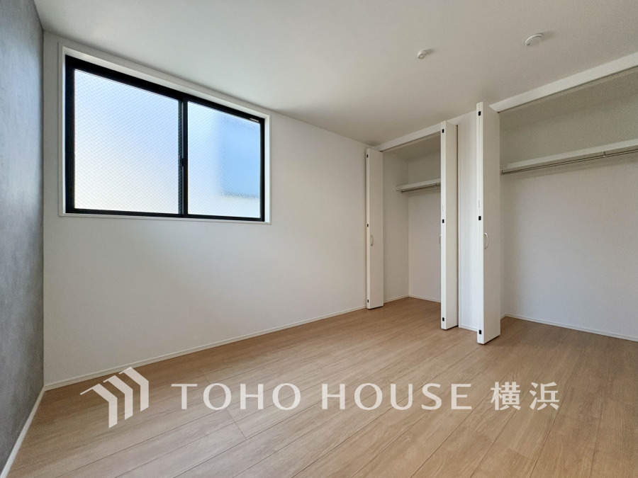 採光もアクセントの一つとして。プライベートルームにはやさしい光が射し込んでいて、この明るい好みの空間で読書をしたり、音楽を聞いたりと一人の時間も充実したものにできます。