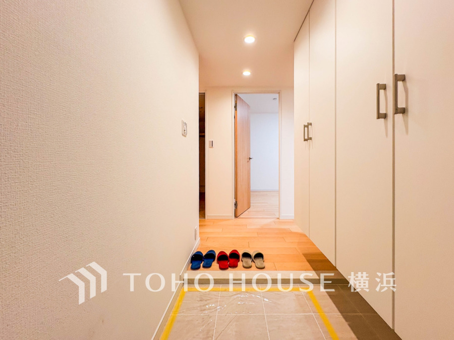 清潔感あふれる玄関スペース。大容量の収納とフラットな床で、使いやすさと快適さを両立しています。