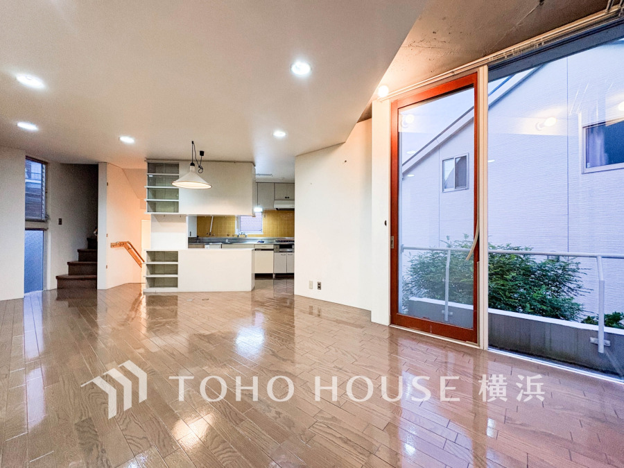 ここにはみんなが集い、食事と楽しい会話が始まる。話に夢中になりすぎて、ついつい時を忘れてしまう。そんな束の間の幸せを感じさせてくれる場所。