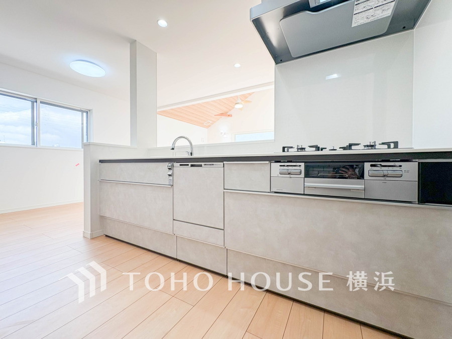 手元の収納から、足元の収納までが全てスライド式で、奥のスペースまで有効に活用できます。奥まで上から見渡せるので、たまにしか使わない調理器具もサッと取出せます。