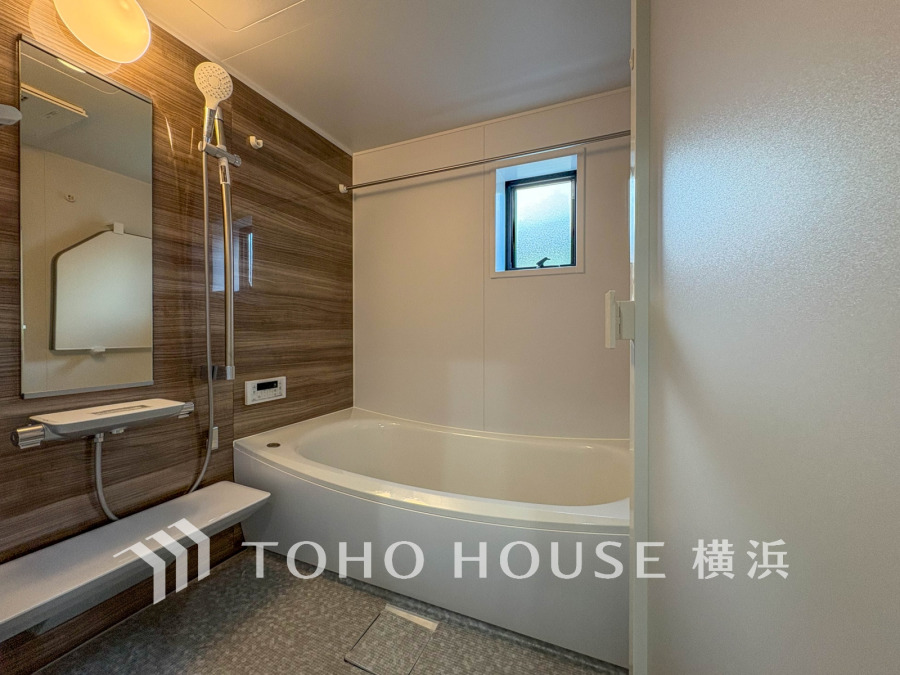 快適な使い心地とゆとりある空間が1日の疲れを解きほぐすバスルーム。空間も浴槽もゆったりのびのび使えるゆとり設計。広く感じるゆとり設計で快適なリラックスタイムを過ごせます。