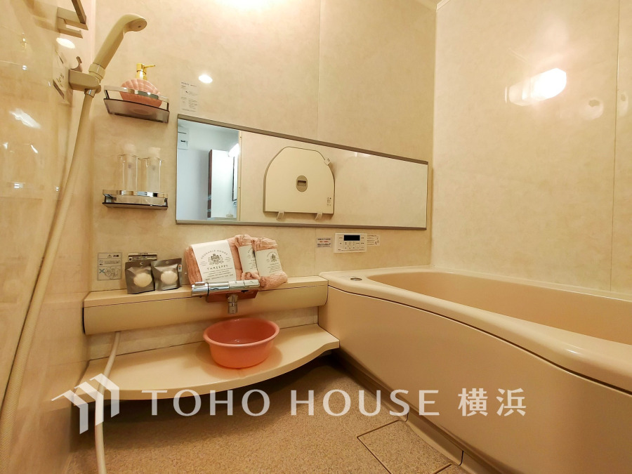 明るい色合いと上質な質感が美しいバスルーム。一日の疲れをさっぱりと洗い流し、寛ぎとリフレッシュのための大切な空間。