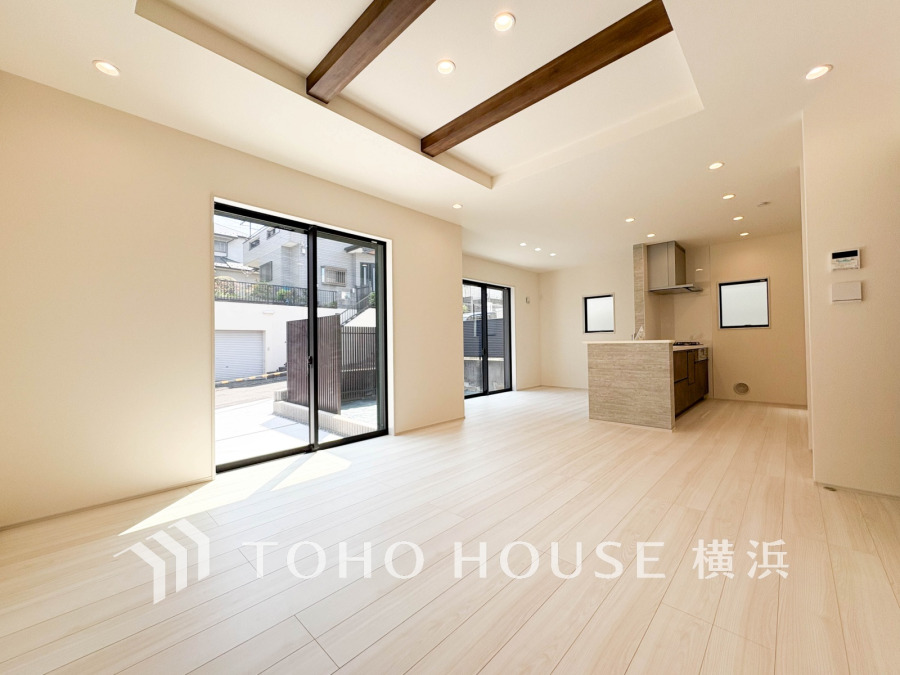 明るく開放的な空間が広がるLDK。室内には豊かな陽光が注ぎ込み、爽やかな住空間を演出。
