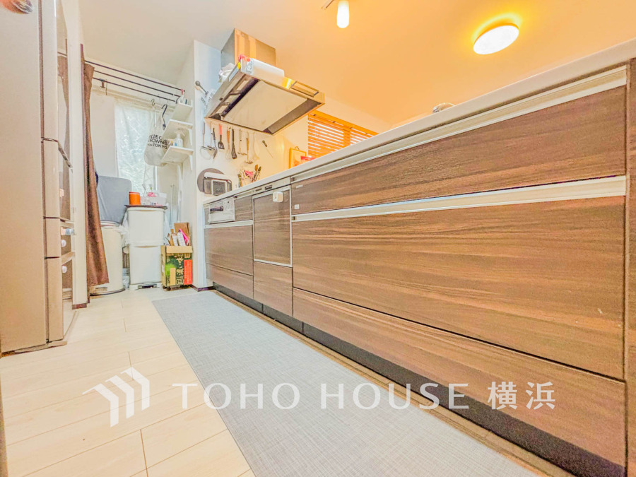 誰もが使いやすいデザインにこだわったキッチン。プライベートスペースを彩るインテリアとしての美と、快適な日常を支える機能性と強さがひとつになったキッチンです。