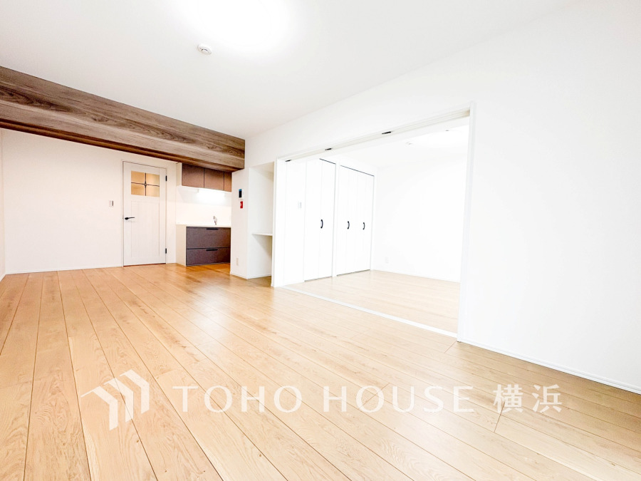 リビングに隣接した洋室の引き戸を開け放して空間を共有しながら開放的に使うこともできます。