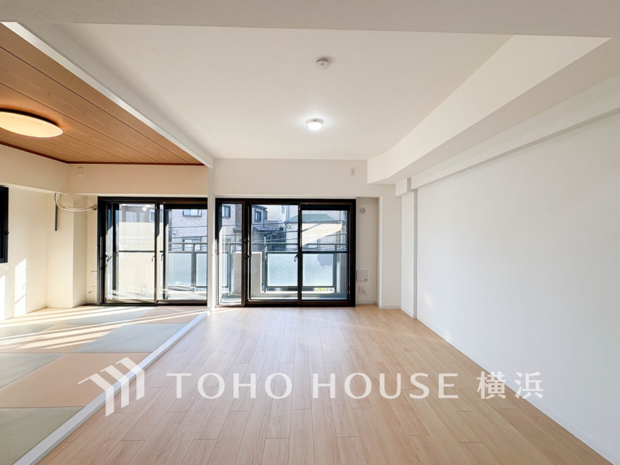 リビングは、家族と共有する生活圏。畳コーナーを設けた明るく開放的な空間です。
