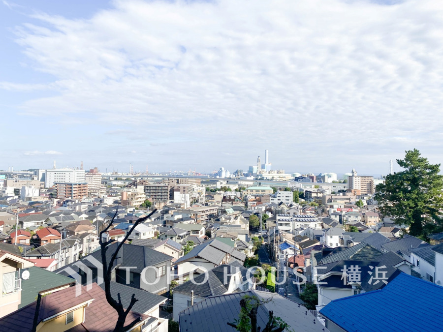 陽射しとともに、少しずつ装いを変える街の景観から、星空が地上に映りこむかのような夜景の煌きまで、この街ならではの美しい風景。手を伸ばせば触れることができそうな潤う翠、広がり豊かな眺望も魅力。