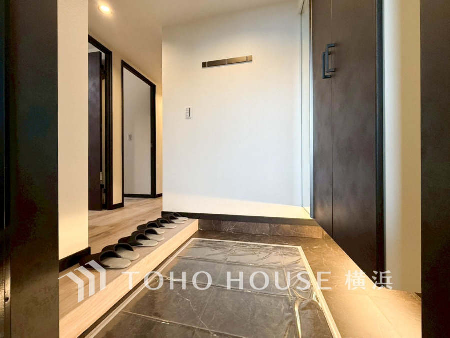 高級感ある大理石調の玄関フロアと収納豊富なシューズボックスで、すっきりとした空間を実現しています。