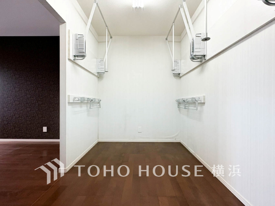 大切な衣類を機能的に収納できるウォークインクロゼット。ゴルフバッグやキャリーバッグなどもすっきりと片付けられます。高い収納率を実現する多彩な収納スペースを確保しました。