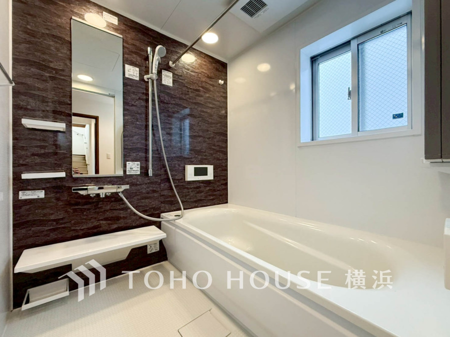 モダンなデザインの浴室は窓付きで換気良好。ゆったりとしたバスタブと使いやすいシャワー設備が魅力です。