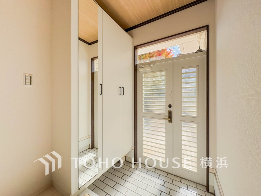 明るく清潔感のある玄関は、姿見付き収納でお出かけ前の身だしなみも安心の空間です。