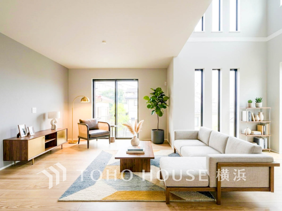 大切な家族やお客様と刻む時を、より上質に。何気ない日常さえも特別に変える、心地よい空間を目指して。※生成AIによるイメージです。家具・小物は販売価格に含まれません。