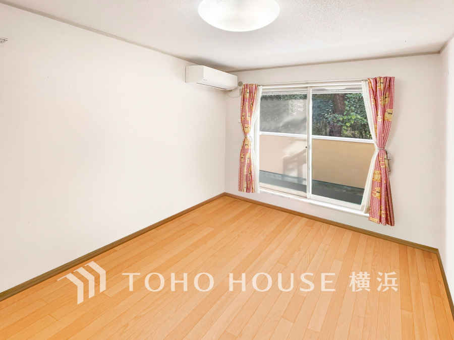 大きな窓からは快適な光を取り入れ、通気性能を上げる事で居心地の良い空間を演出します。多くの時間を過ごす住まいだからこそ、いつも快適な場所であるように心掛けています。