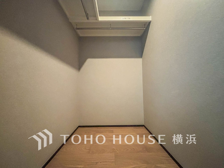 洋服やバッグなどかさばる物を大量に収納できます。タンスなどの収納家具を置かずに済むので、お部屋を丸ごと使えてスッキリ♪