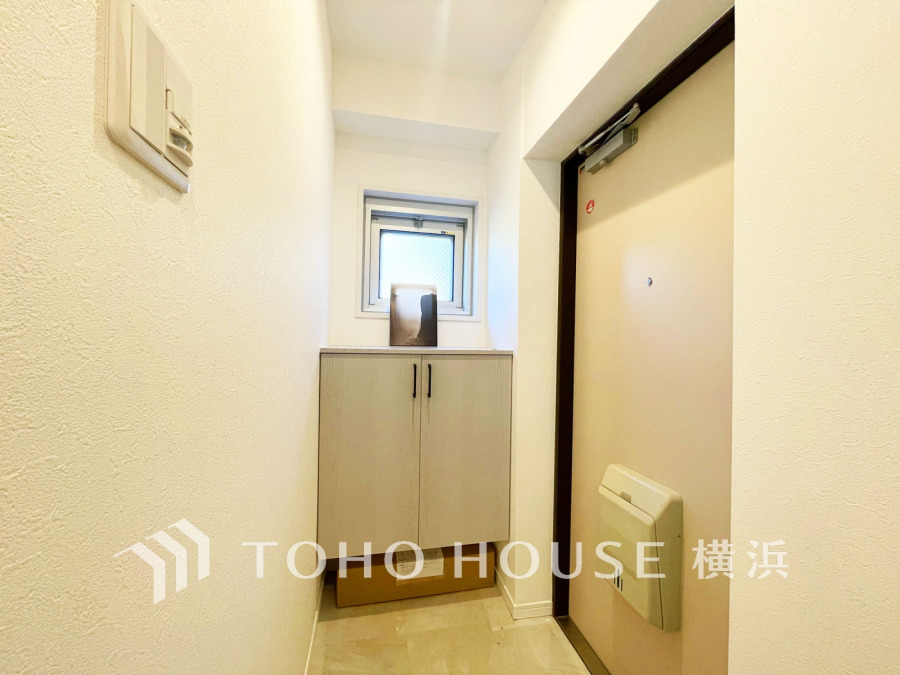 コンパクトで明るい玄関スペース。収納棚付きで靴や小物の整理もスムーズに行えます。