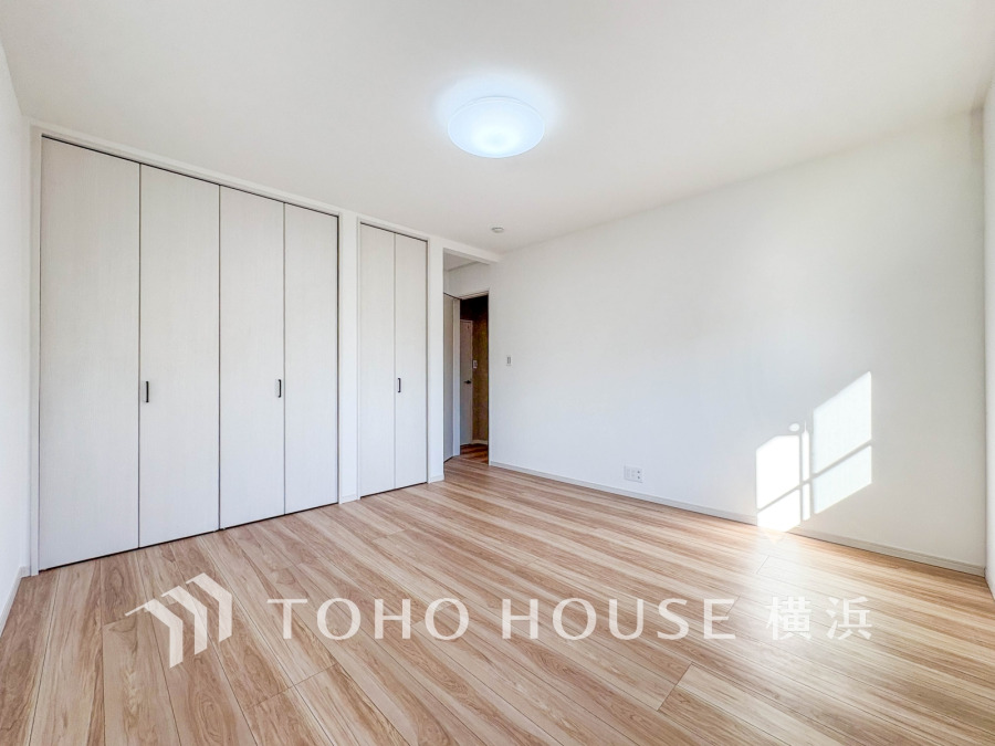 収納豊富なシンプルデザインの広々とした洋室。快適な住空間を実現します。