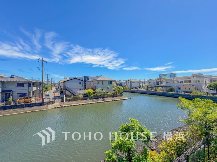 開放感があり、遮るものもなく気持ちのいい景色が広がります。お部屋にも爽やかな風と暖かく柔らかな日差しが差し込み、毎日の暮らしを豊かに彩ります。