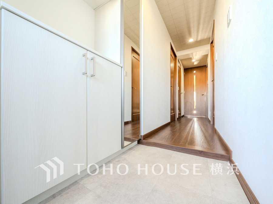 清潔感と上質感のある玄関・廊下スペース。
