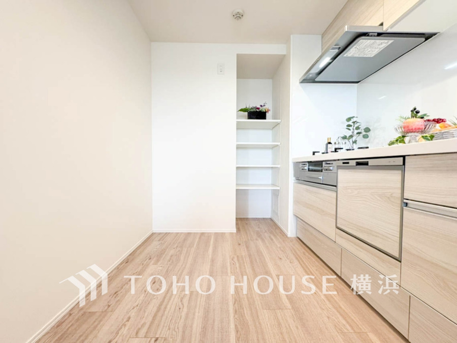 長い時間滞在するキッチンだからこそ、食事の準備を楽しい時間に、忙しい時でもスムーズに無駄なく作業でき、お手入れも簡単にできるなど、毎日を楽しくするキッチンスペースに仕上げました。